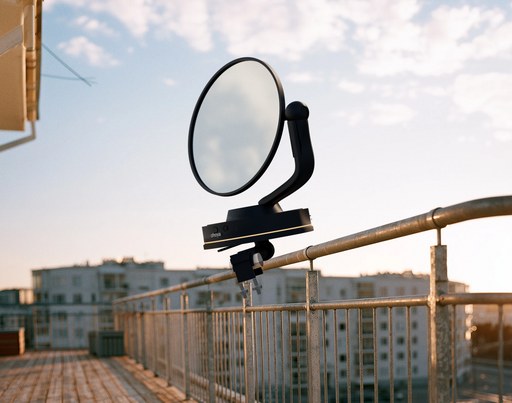 ohoya Heliostat ohne Kabel auf einem Balkongeländer montiert